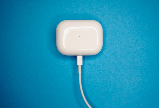 how to charge airpod pros without case